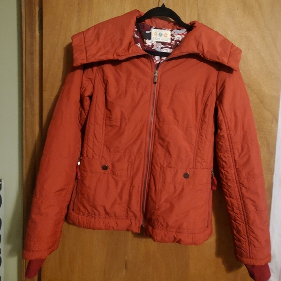 Title nine Jackets & Blazers - TITLE NINE JACKET. QUILTED PUFFER SMALL. FLORAL LINING. RED CLAY ZIP